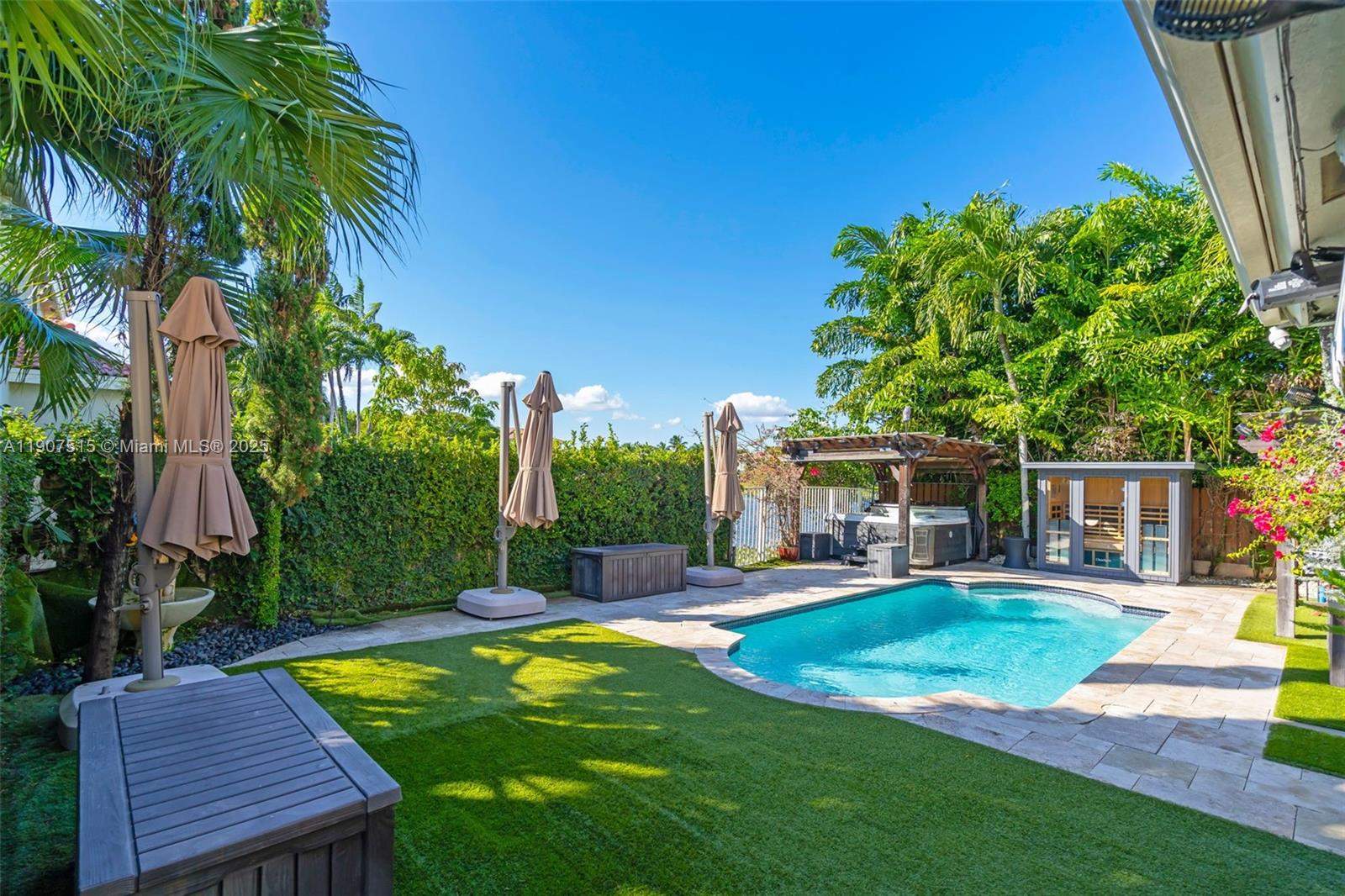 DORAL MEADOWS 1ST ADDN - Residential