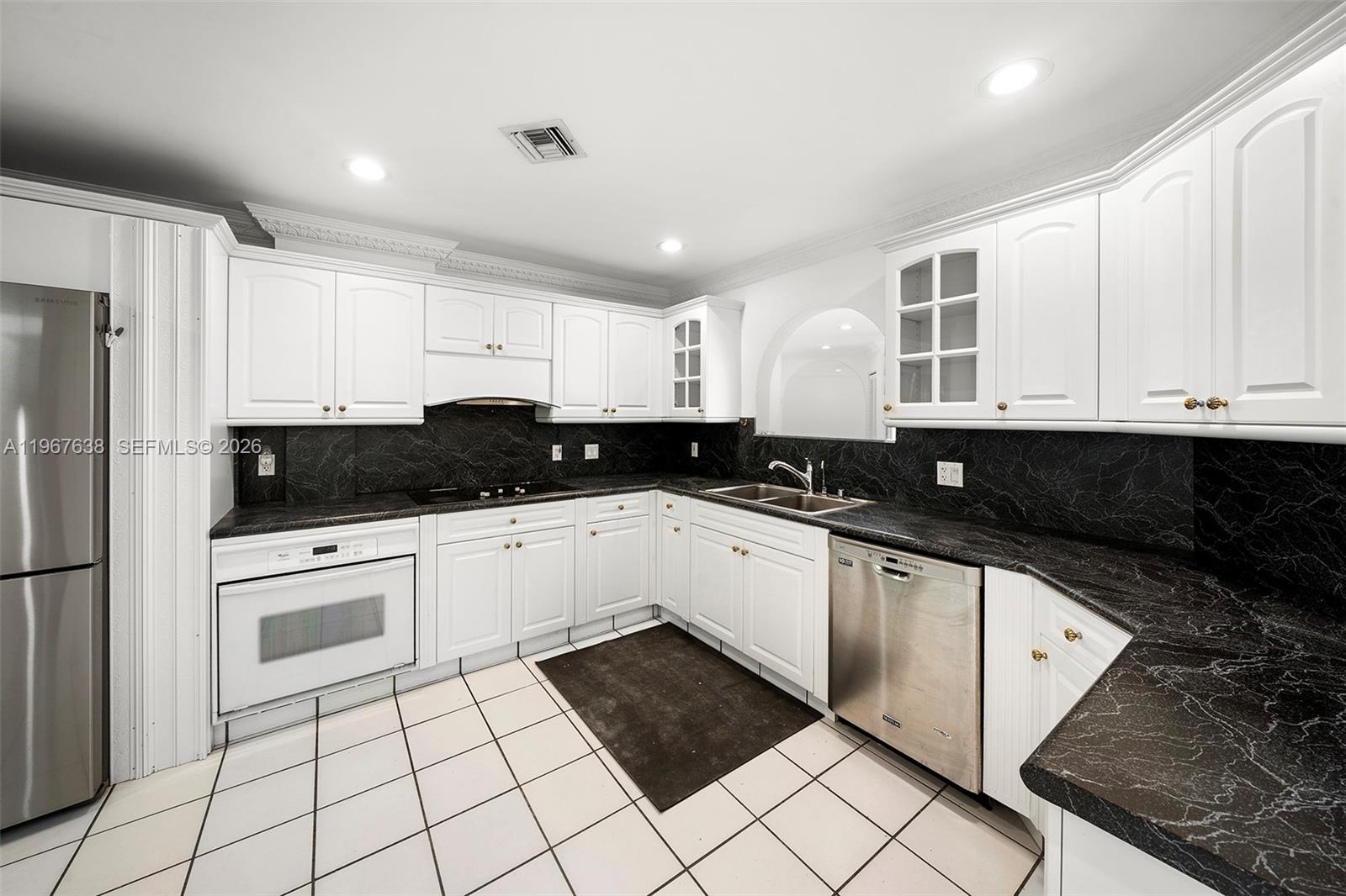 GOLDEN BEACH SEC E - Residential