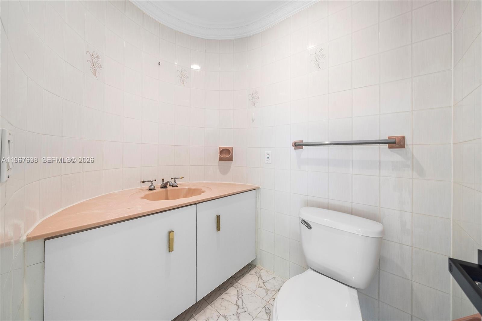 GOLDEN BEACH SEC E - Residential