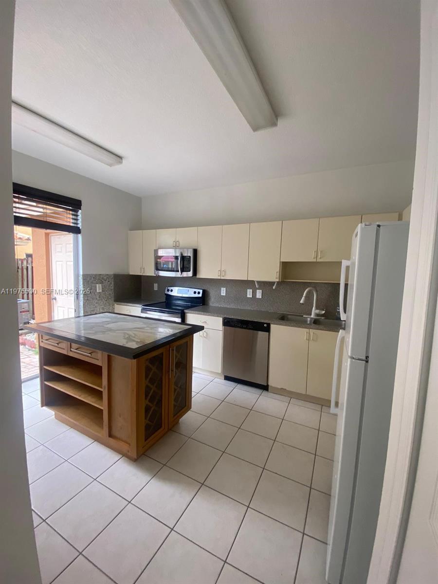 VILLA VIZCAYA CONDO - Residential Lease