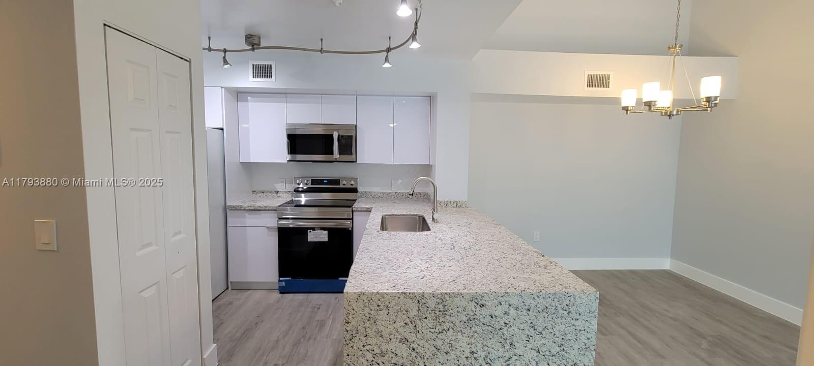677 Sw 111th Ave 303, Pembroke Pines, Miami-Dade County, Florida - 2 Bedrooms  
2 Bathrooms - 