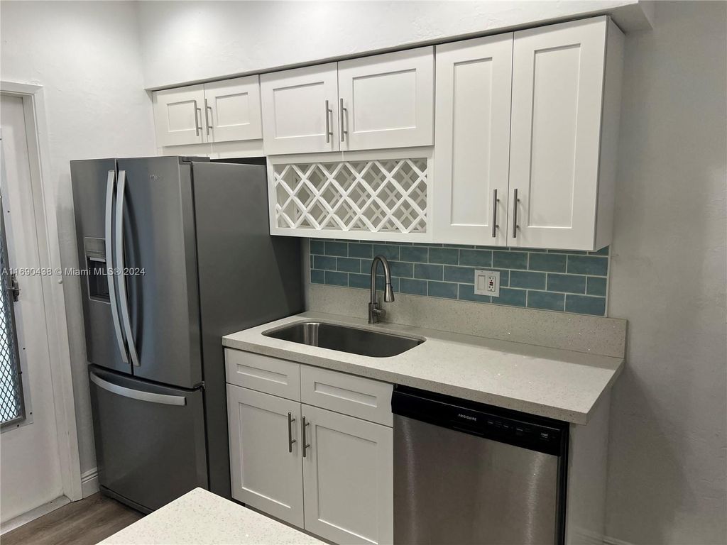 Photo of 2100 NE 39th St #404, Fort Lauderdale, FL 33308 (MLS # A11690438)