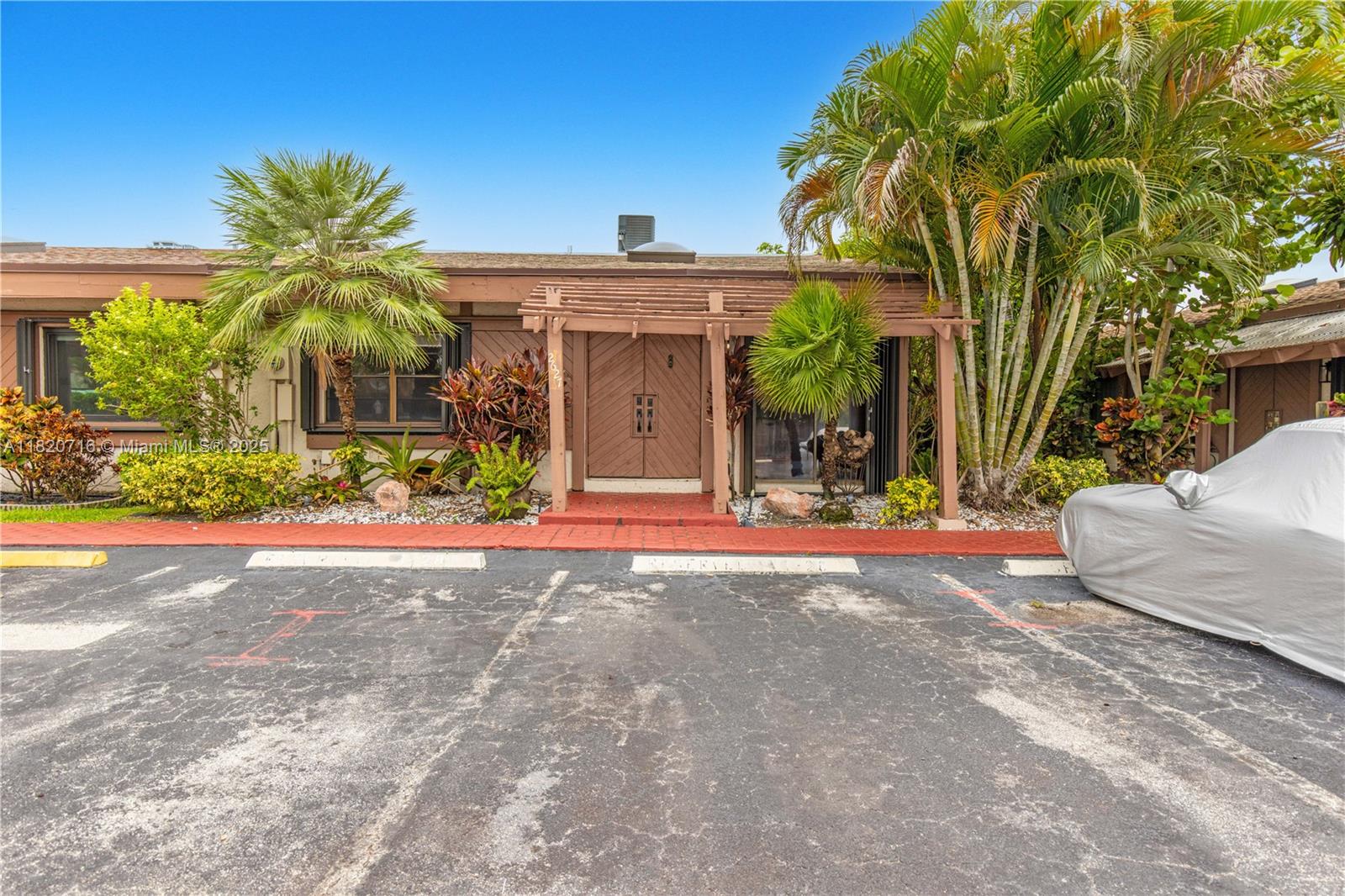 HARBOURWOOD VILLAS - Residential Lease