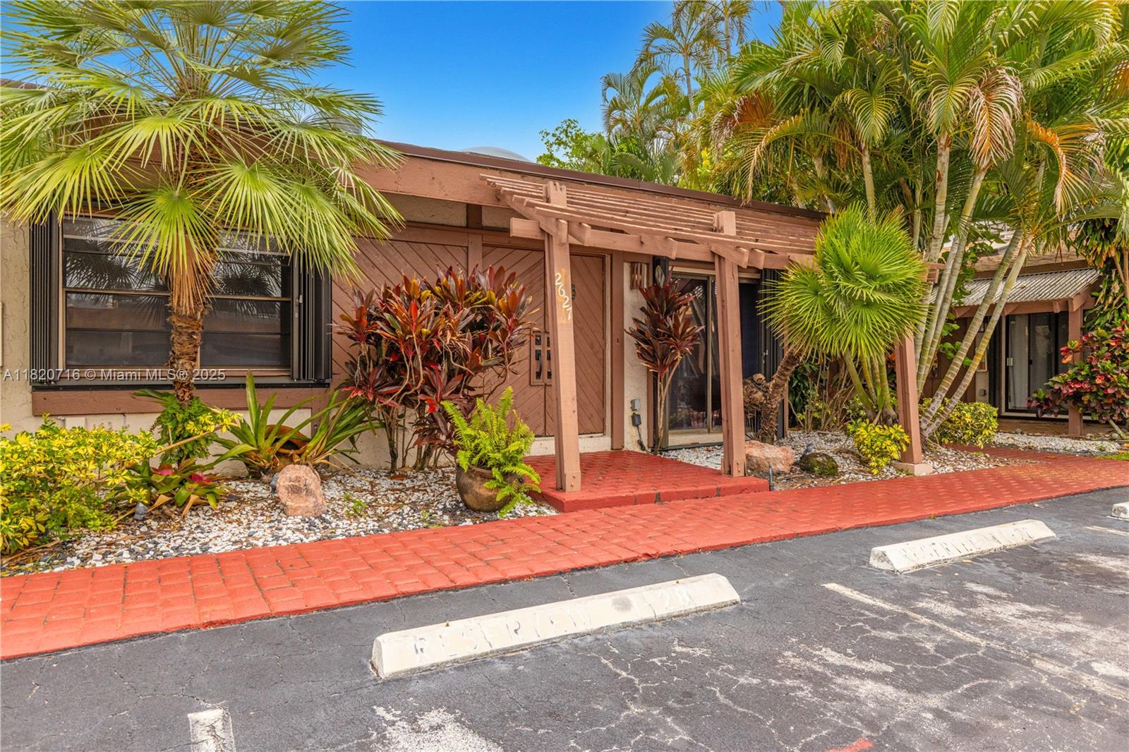 HARBOURWOOD VILLAS - Residential Lease