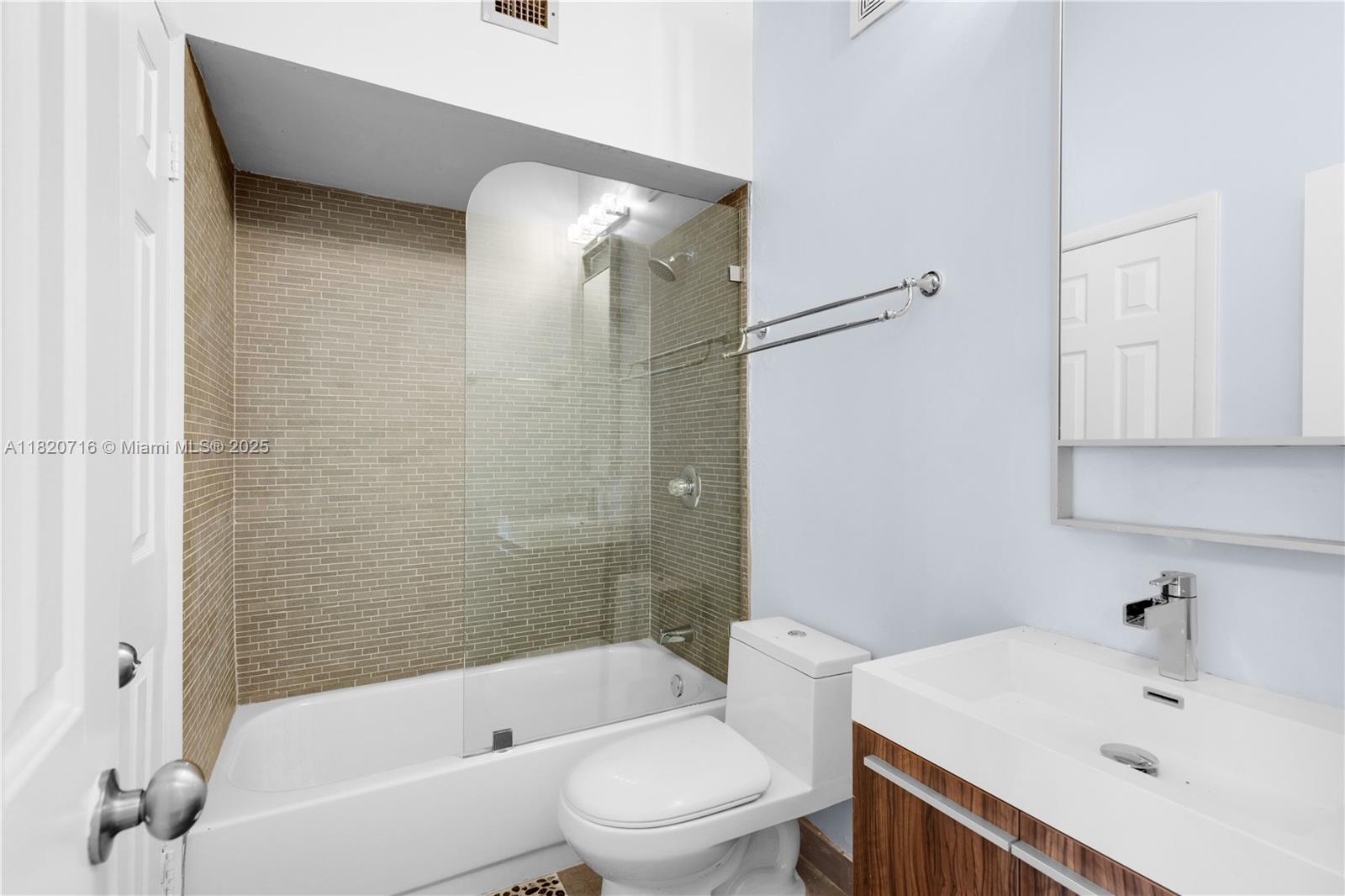 HARBOURWOOD VILLAS - Residential Lease