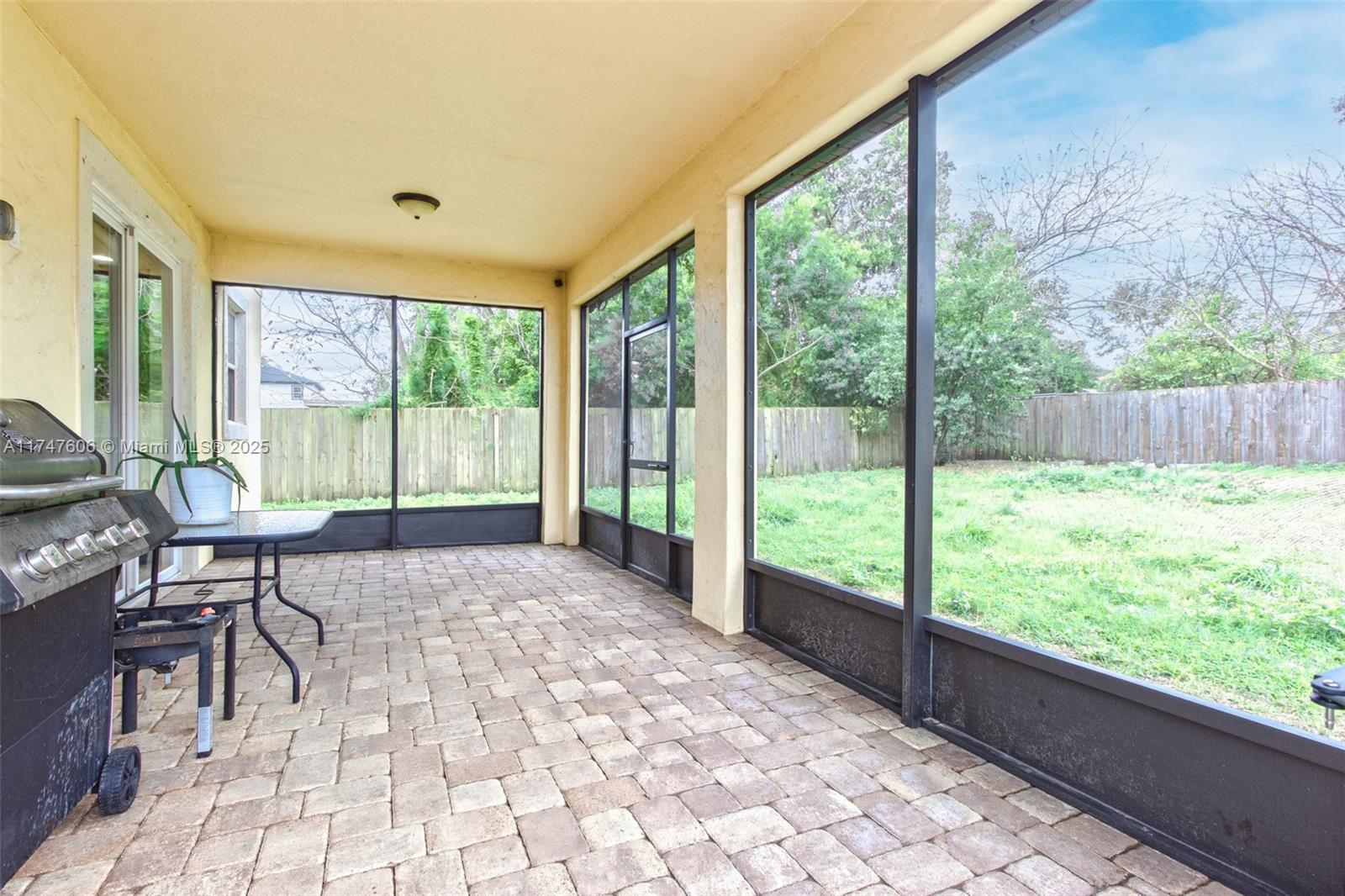 LAKE HILL - Residential