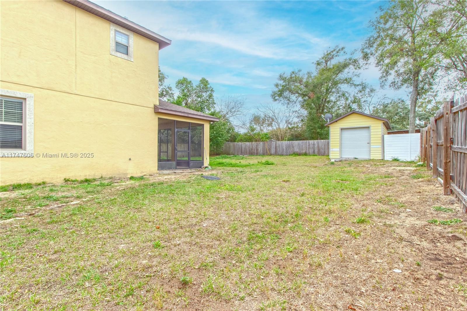 LAKE HILL - Residential