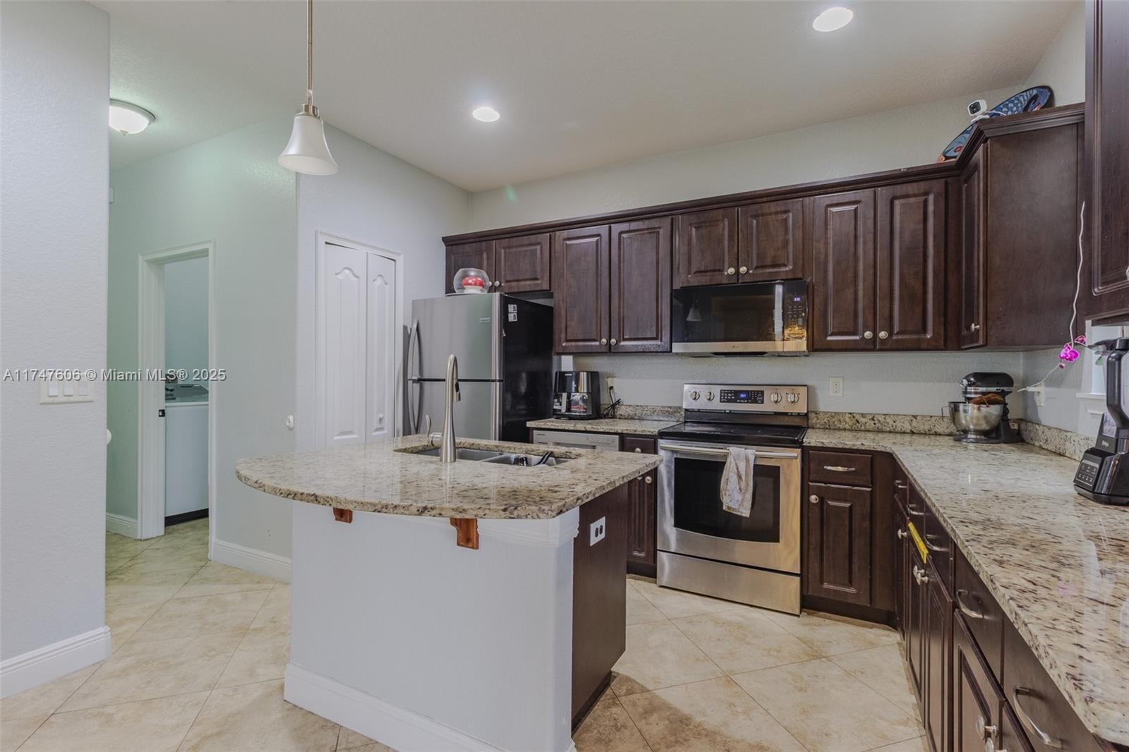 LAKE HILL - Residential