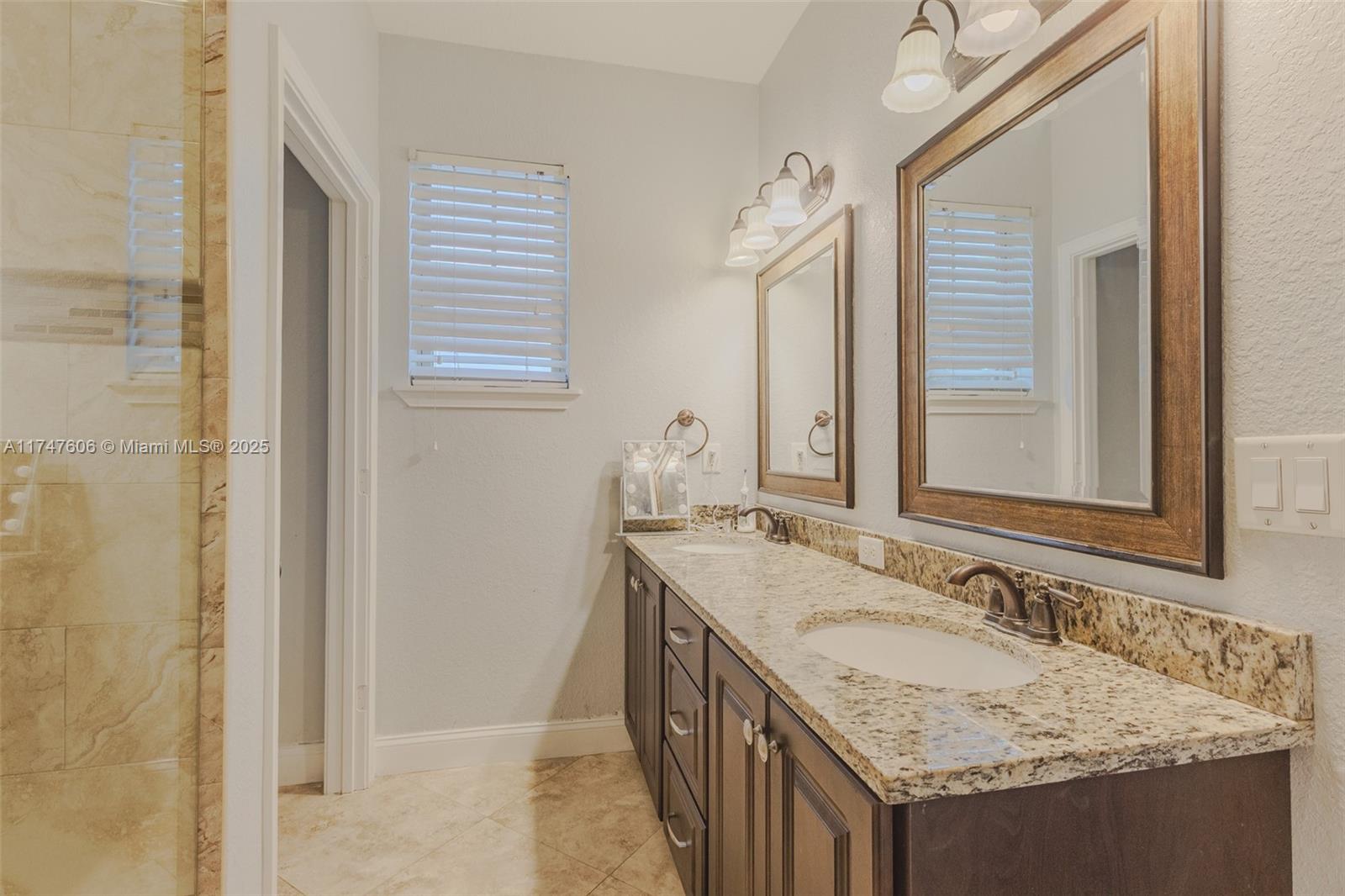 LAKE HILL - Residential