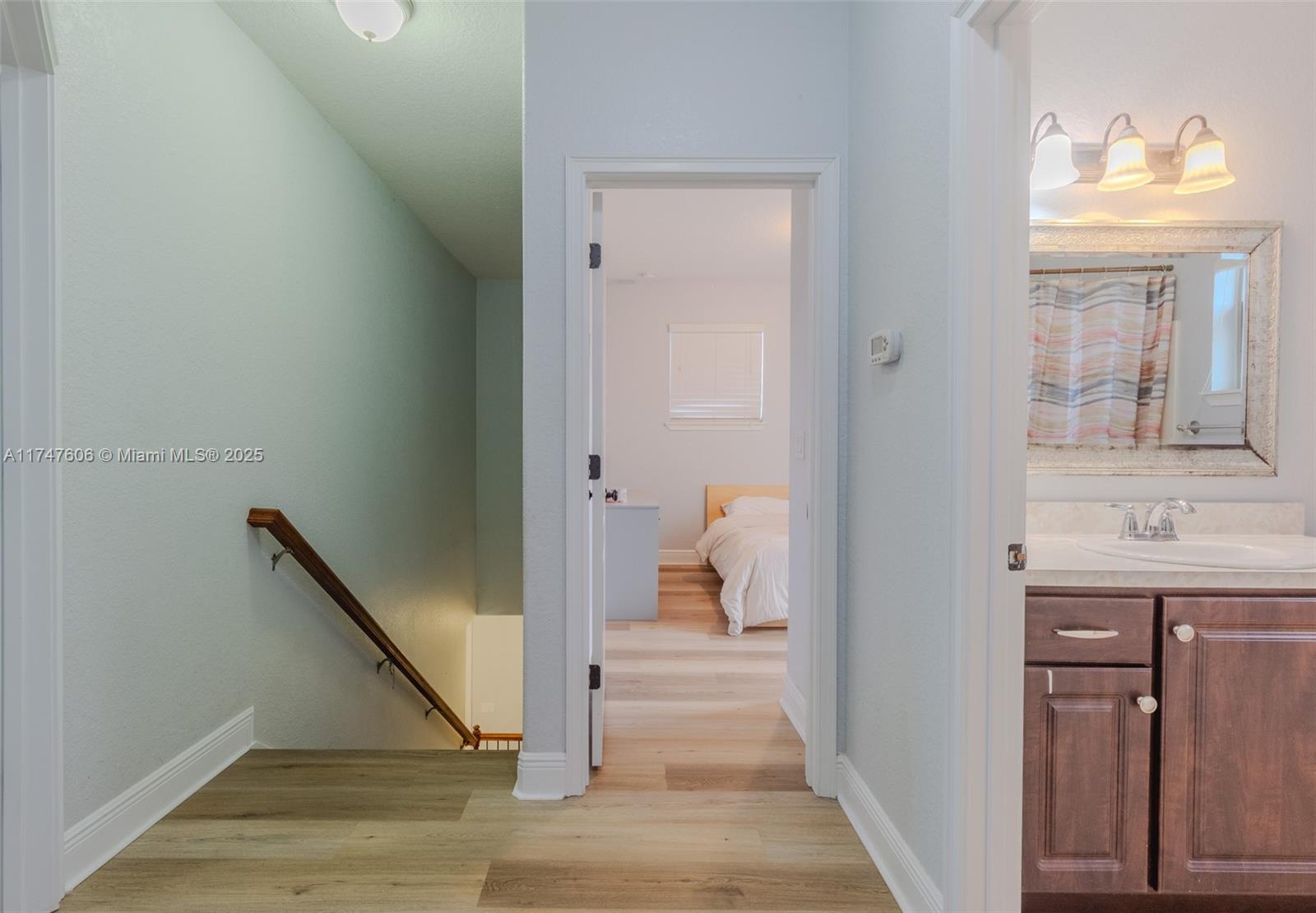 LAKE HILL - Residential