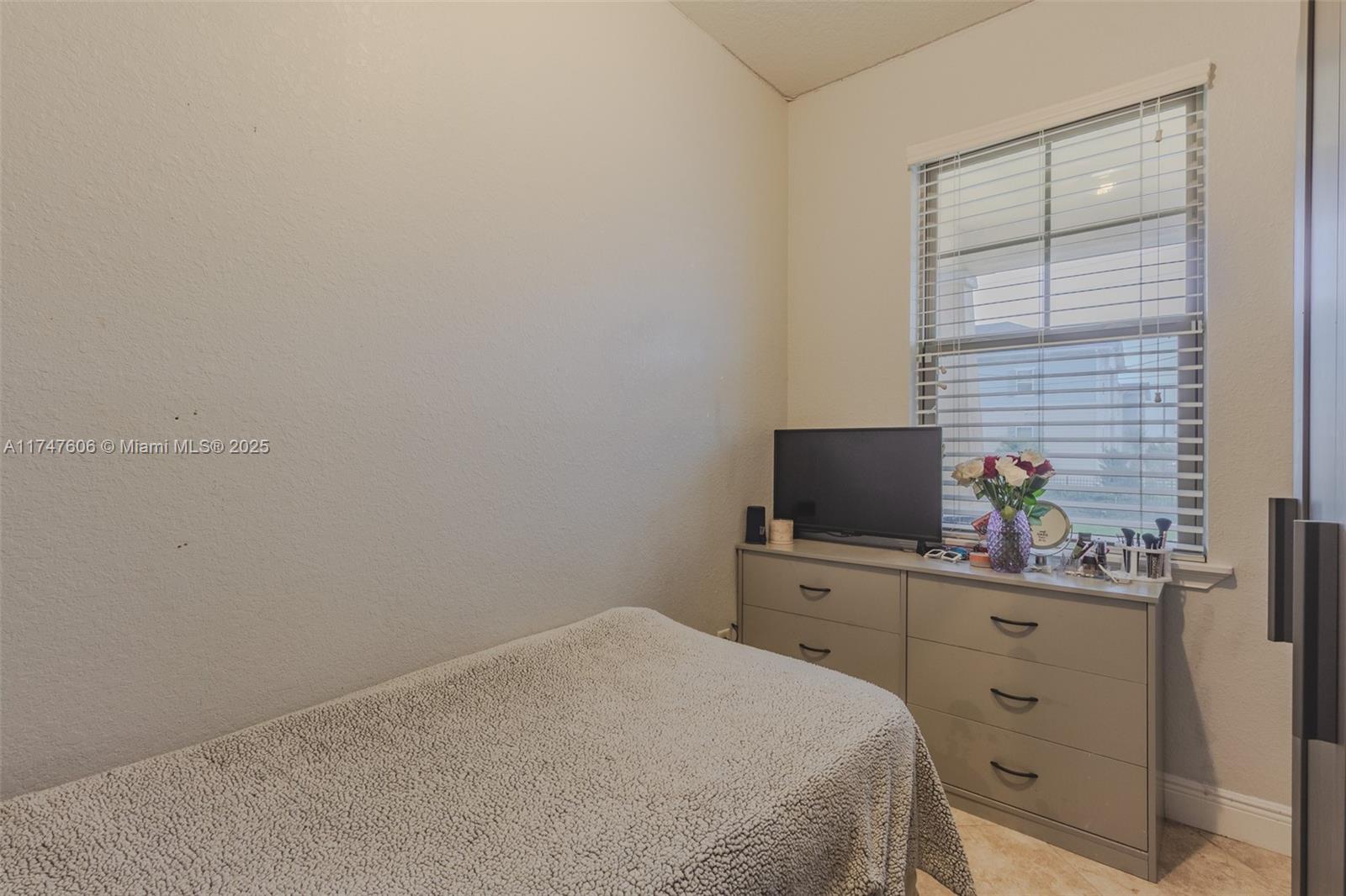 LAKE HILL - Residential