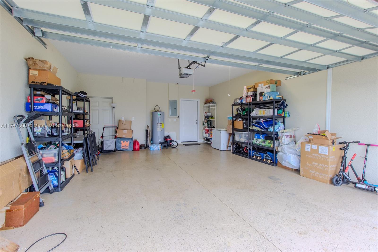 LAKE HILL - Residential