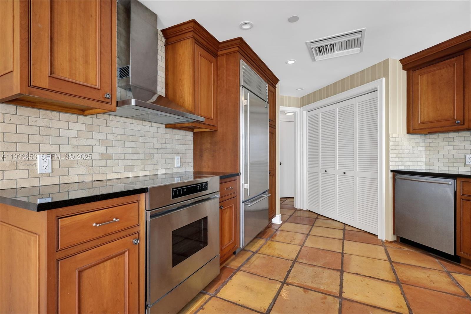 4000 ISL BLVD WILLIAMS IS - Residential