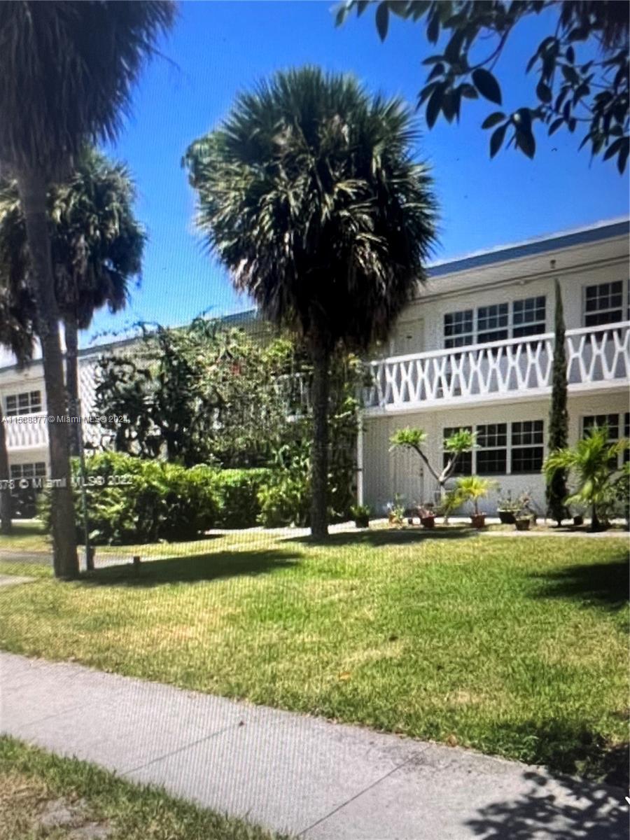 Freshly painted unit. Large 1 bed, 1 bath apartment centrally located in a nice community.Close to the mall on 163rd St, Home Depot, Marshall's, Walmart and Universities. Tile floor throughout. Laundry facilities and pool on the premises. 15 minutes to the beach. ample parking in front.