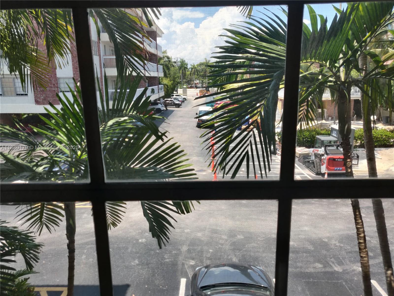 Location, location, location! Minutes away from Ft Lauderdale Beach, Las Olas, and all that Harbordale has to offer. Don't miss out on this spacious garden apartment!