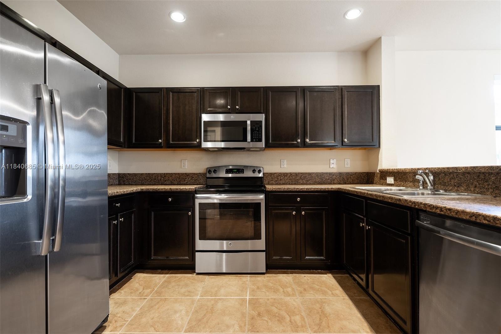 BAYWINDS OF FLORES - Residential