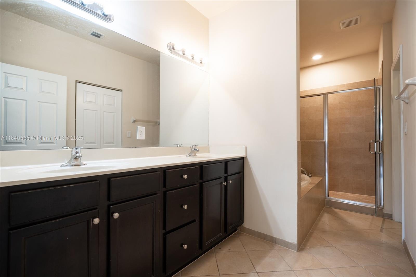 BAYWINDS OF FLORES - Residential