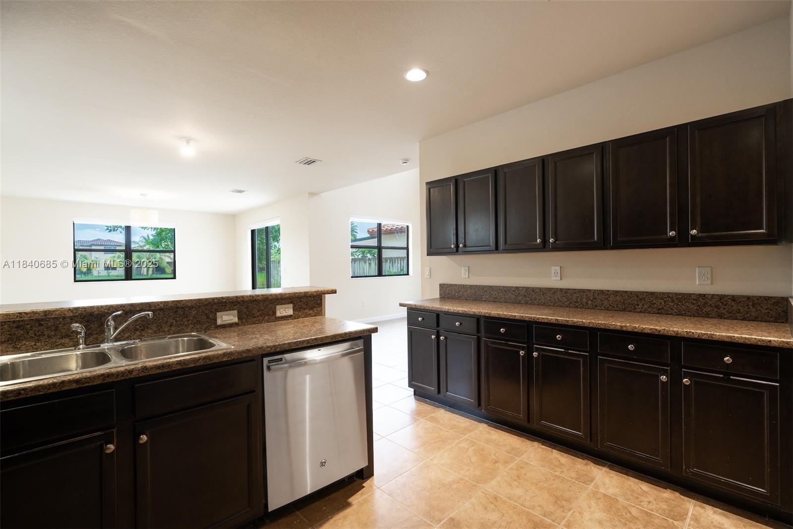 BAYWINDS OF FLORES - Residential