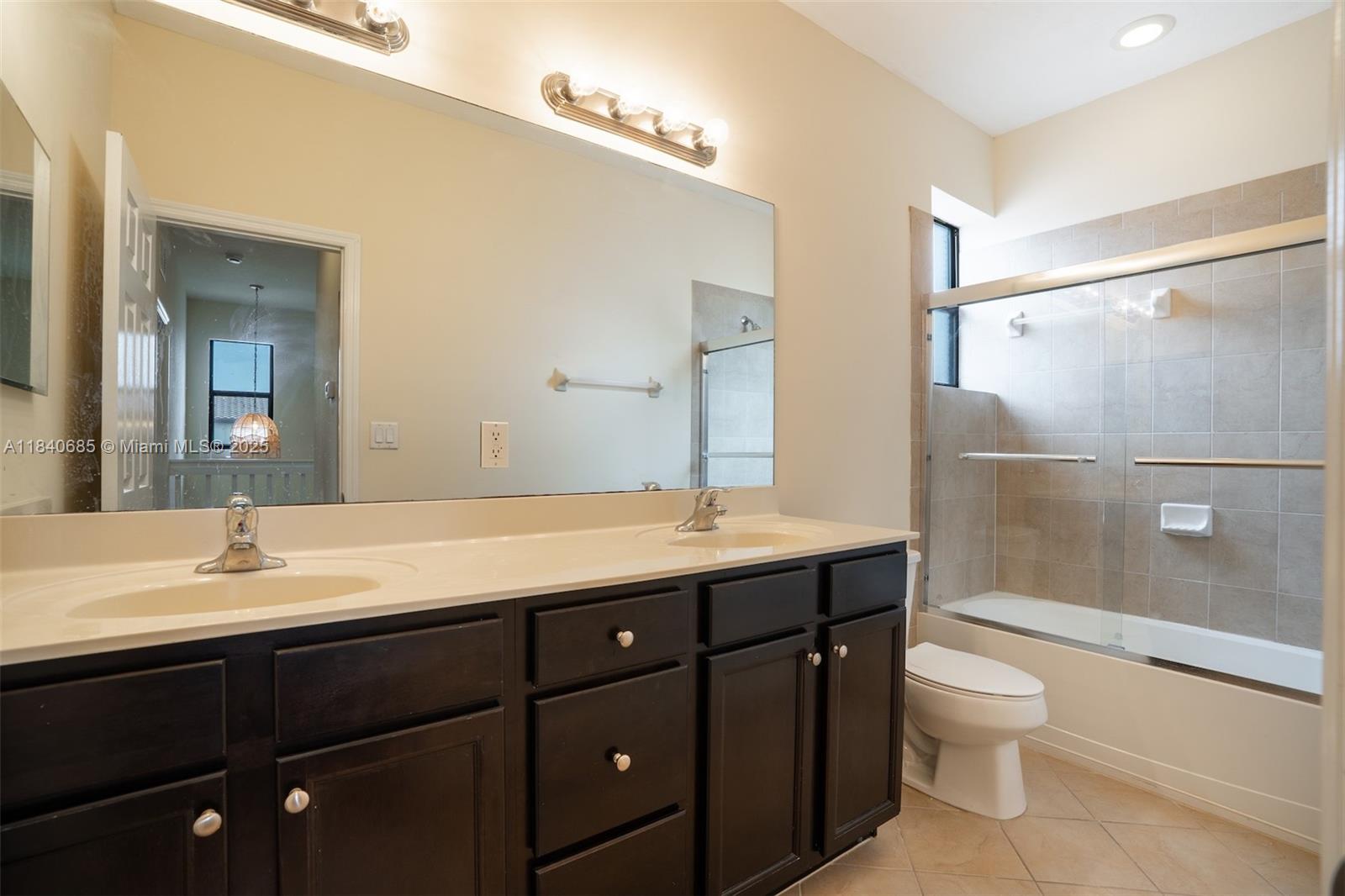 BAYWINDS OF FLORES - Residential