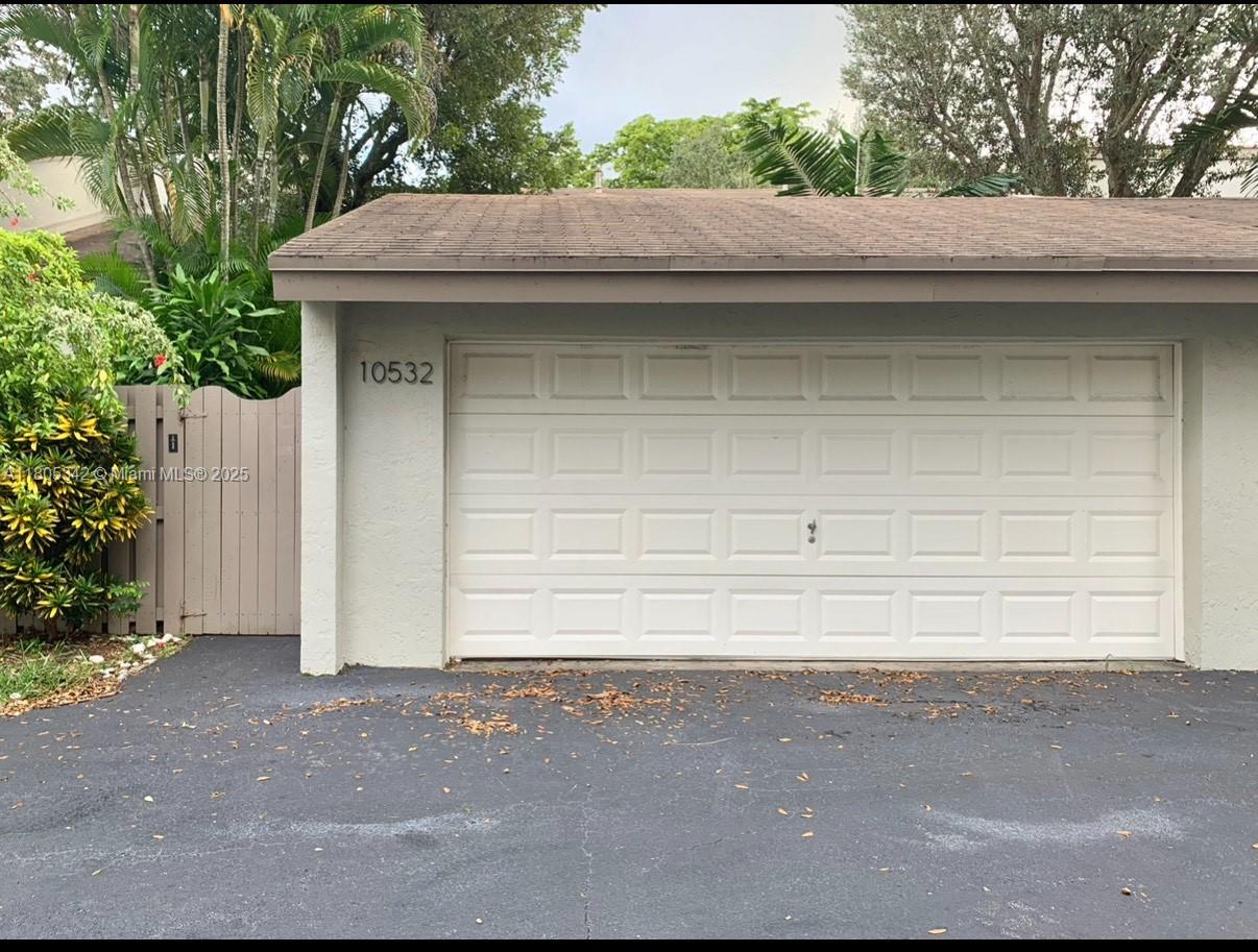 Rental Property at 10532 Sw 112th Ave, Miami, Broward County, Florida - Bedrooms: 3 
Bathrooms: 3  - $3,900 MO.