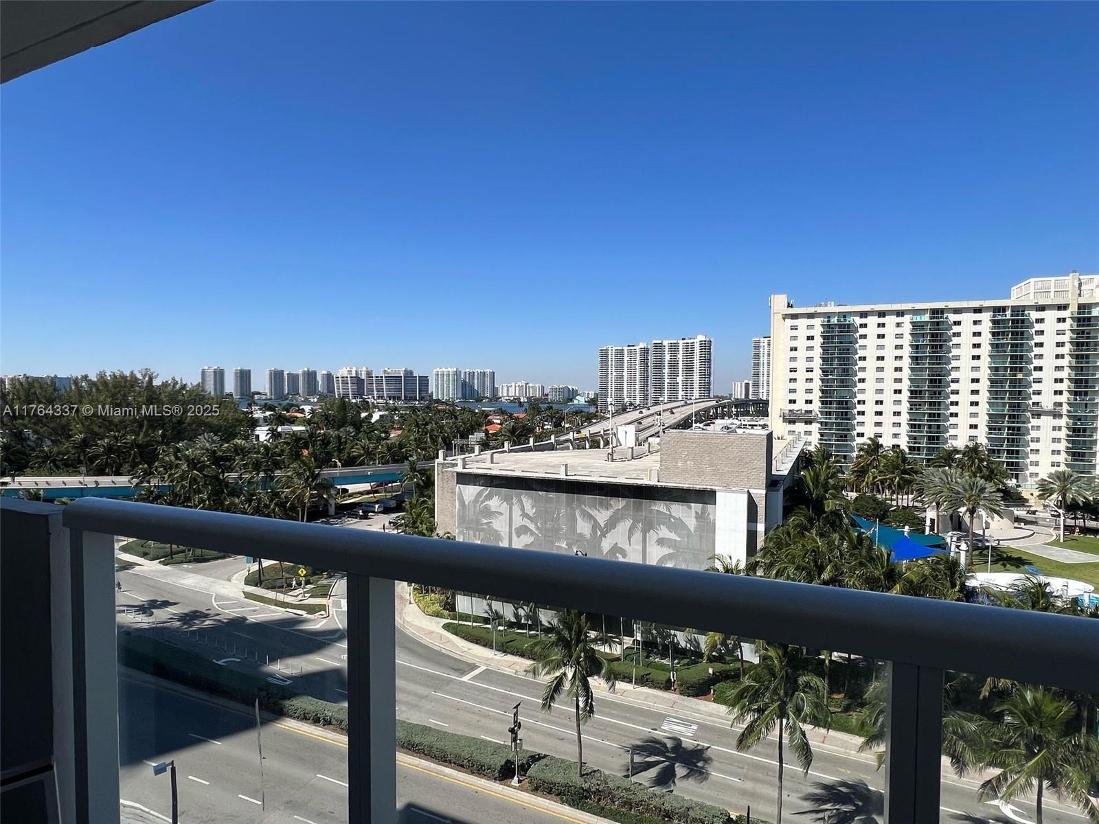 19201 Collins Ave 732