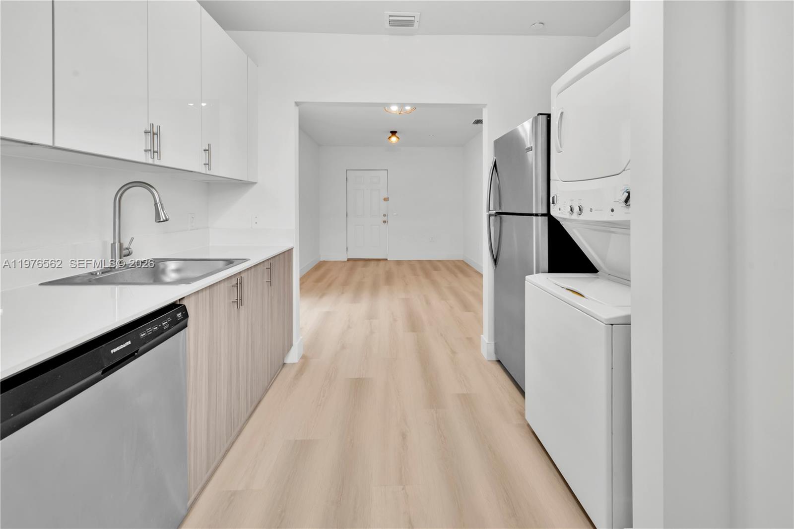 LAWRENCE ESTATE LAND CO - Residential Lease