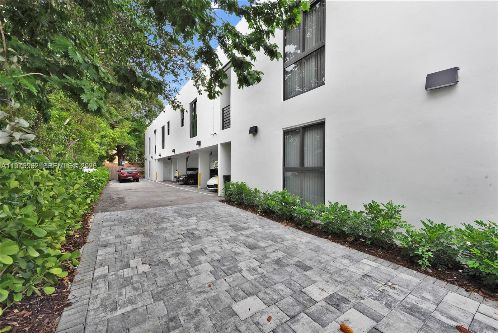 LAWRENCE ESTATE LAND CO - Residential Lease