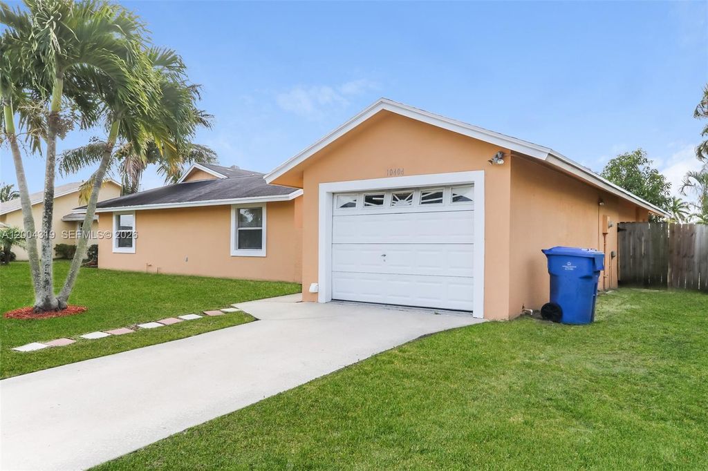 Photo of 10404 Oliver Ln, Royal Palm Beach, FL 33411 (MLS # A12004319)