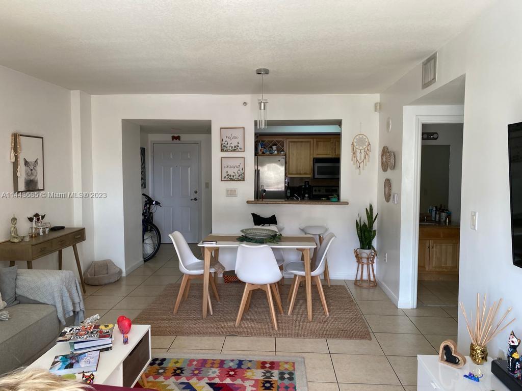 Beautiful 1 bedroom 1 bath centrally located, minutes from downtown Coral Gables, Blue Lagoon and Doral.