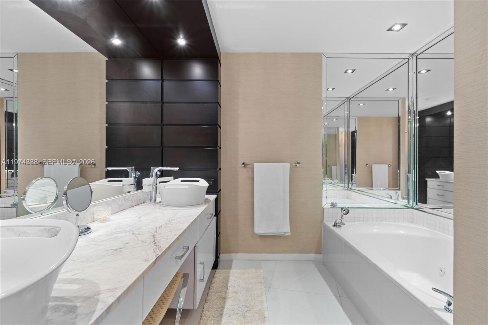 MAJESTIC TOWER - Residential