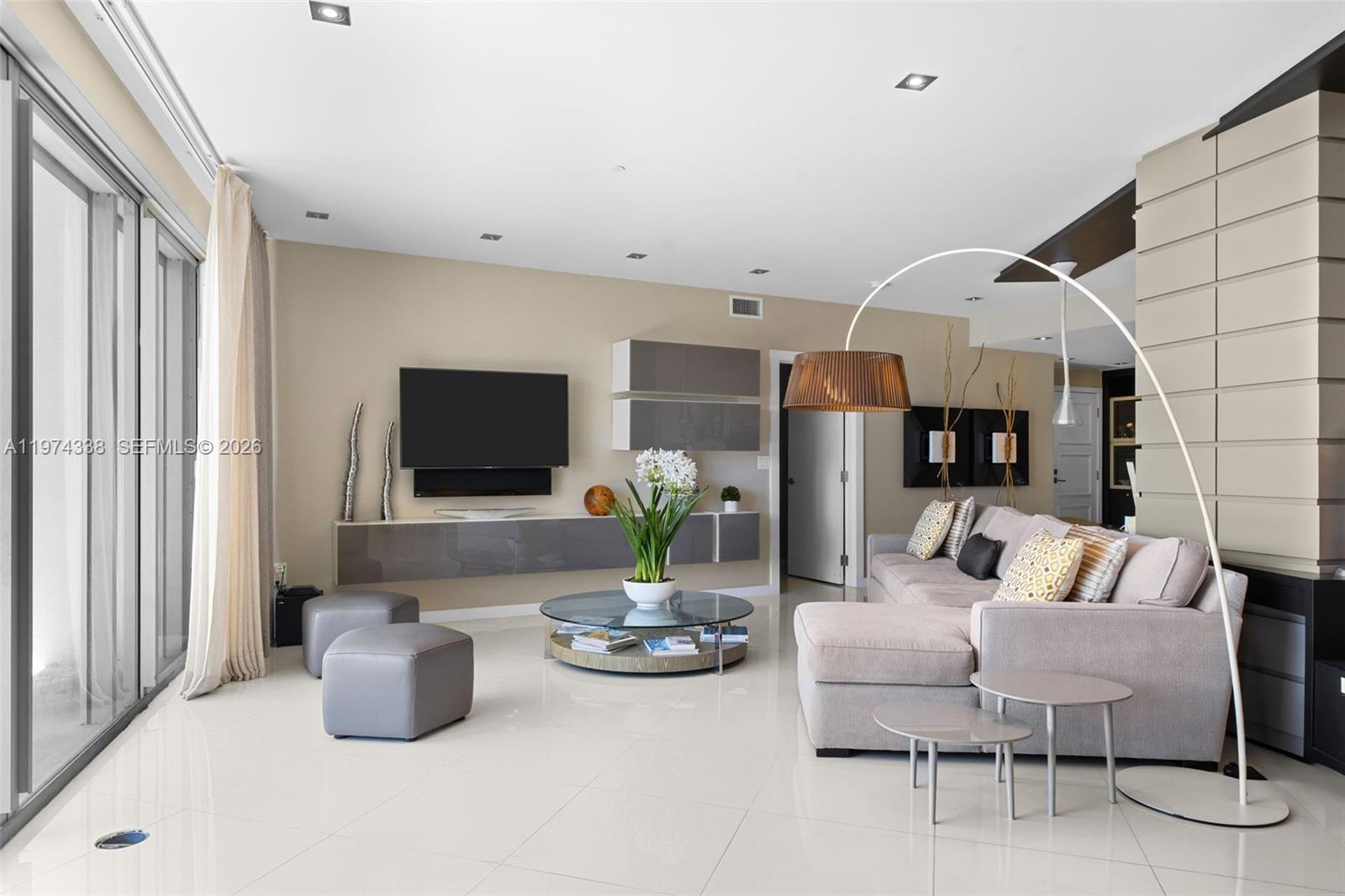 MAJESTIC TOWER - Residential