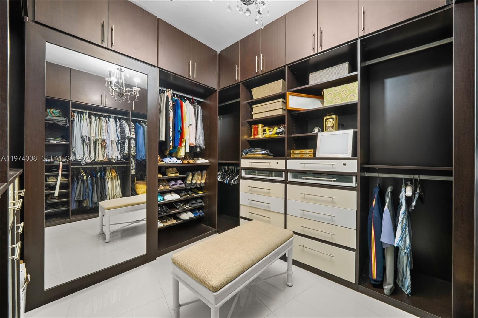 MAJESTIC TOWER - Residential