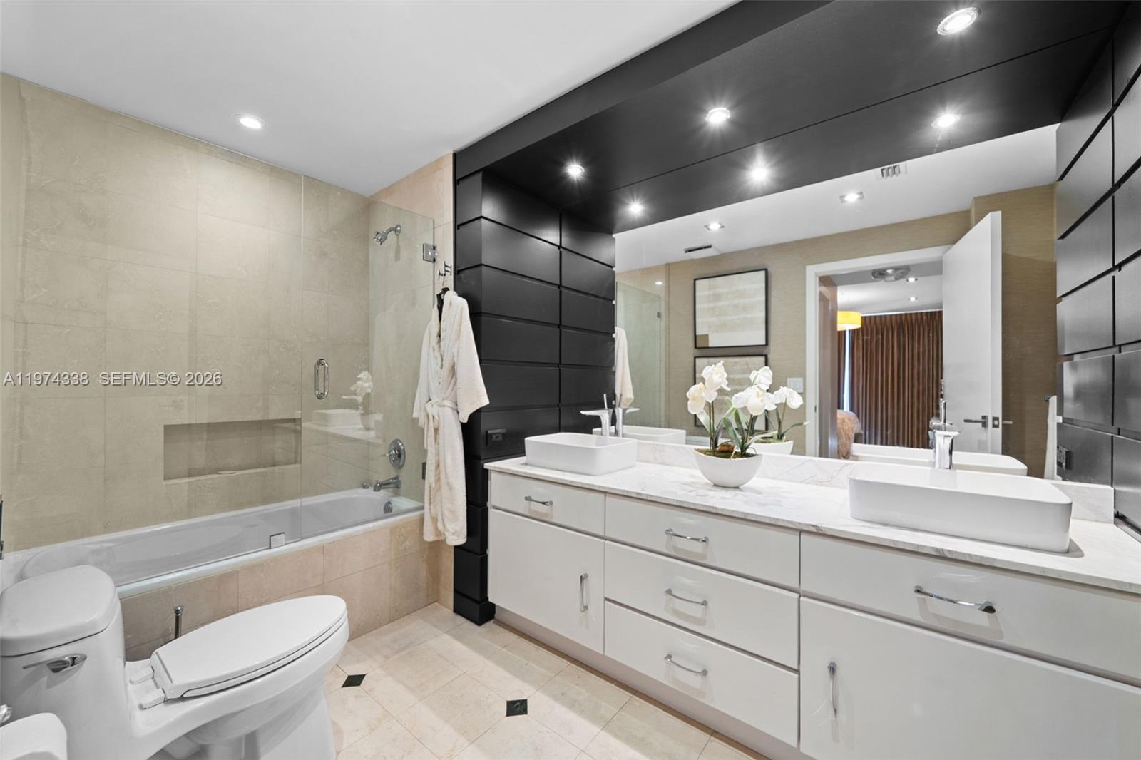 MAJESTIC TOWER - Residential