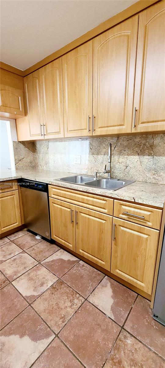 LIVE OAK CONDOMINIUM TWO - Residential