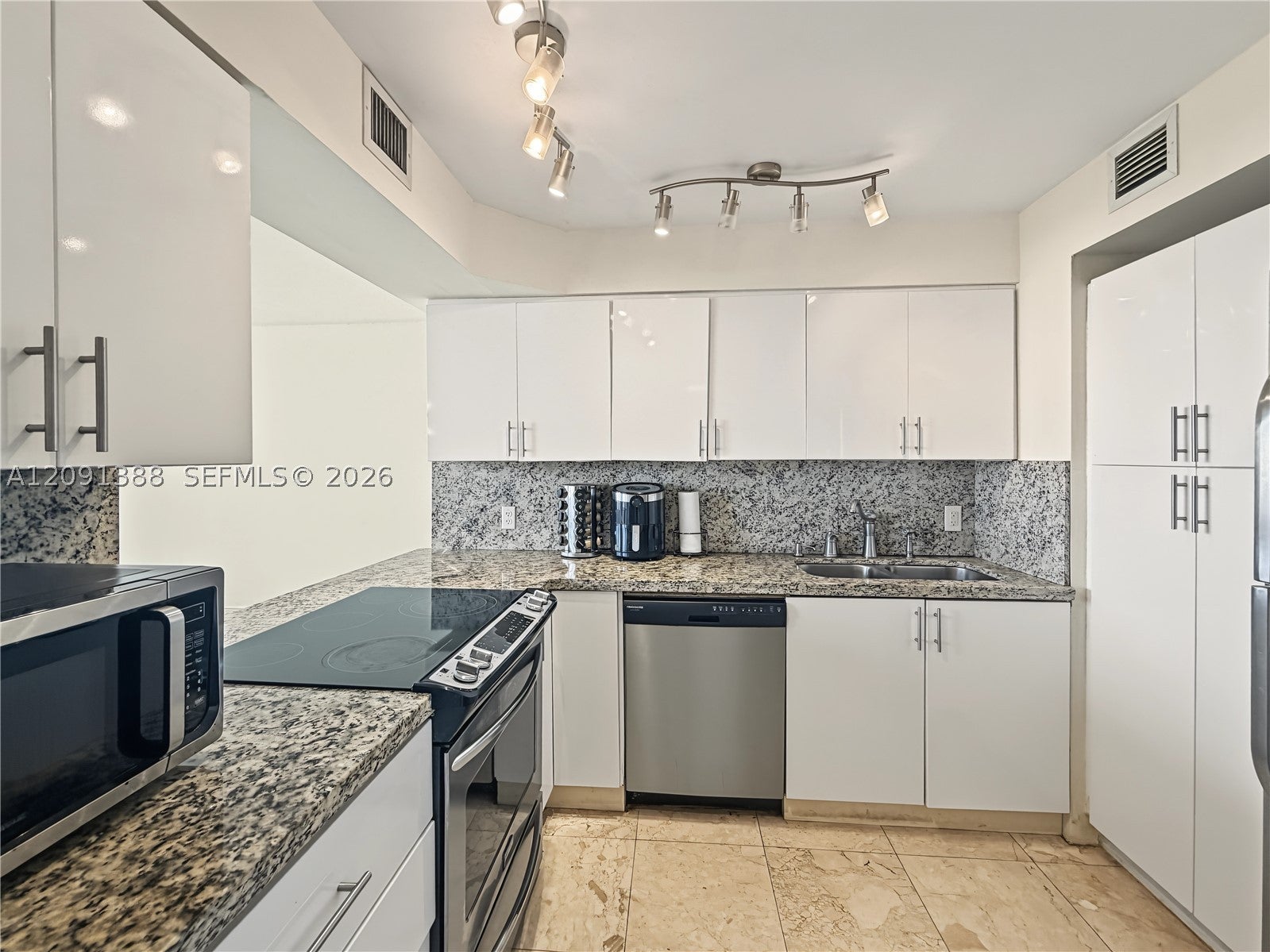 900 Bay Dr 221