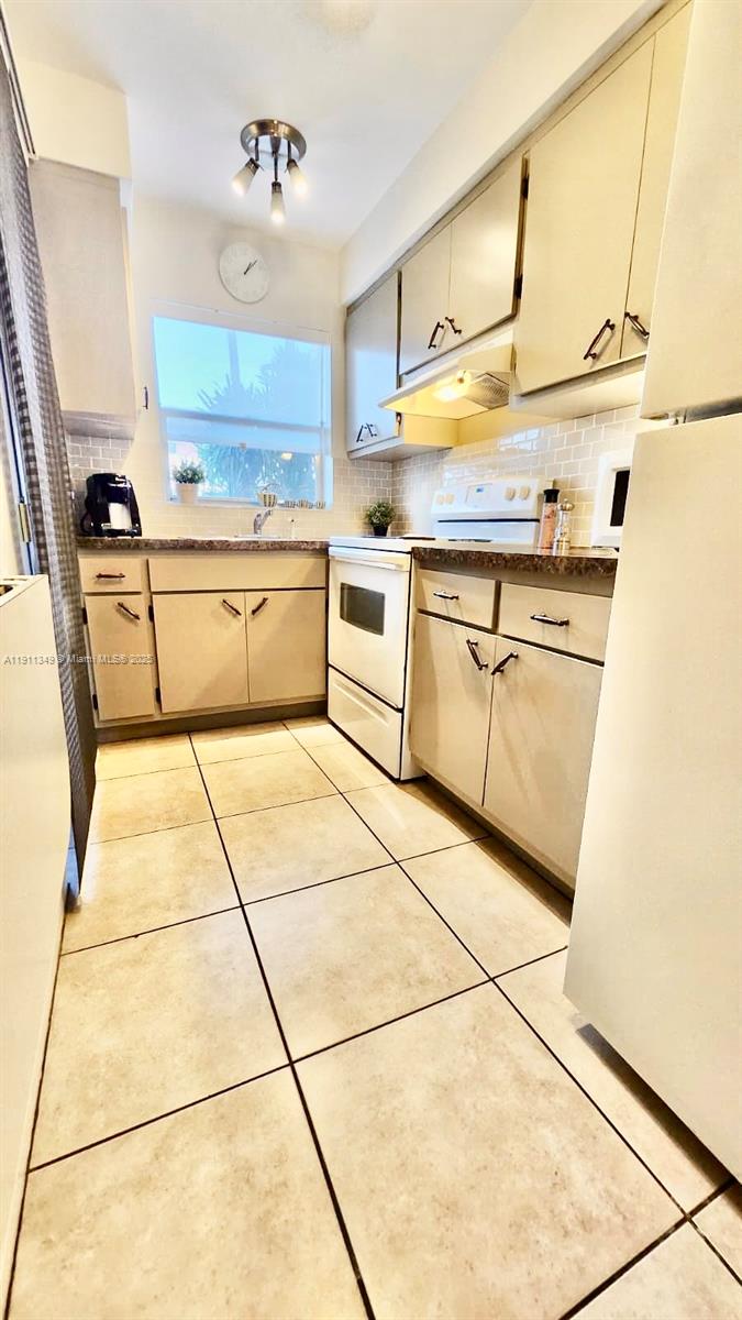 ELDORADO COUNTRY CLUB APT - Residential