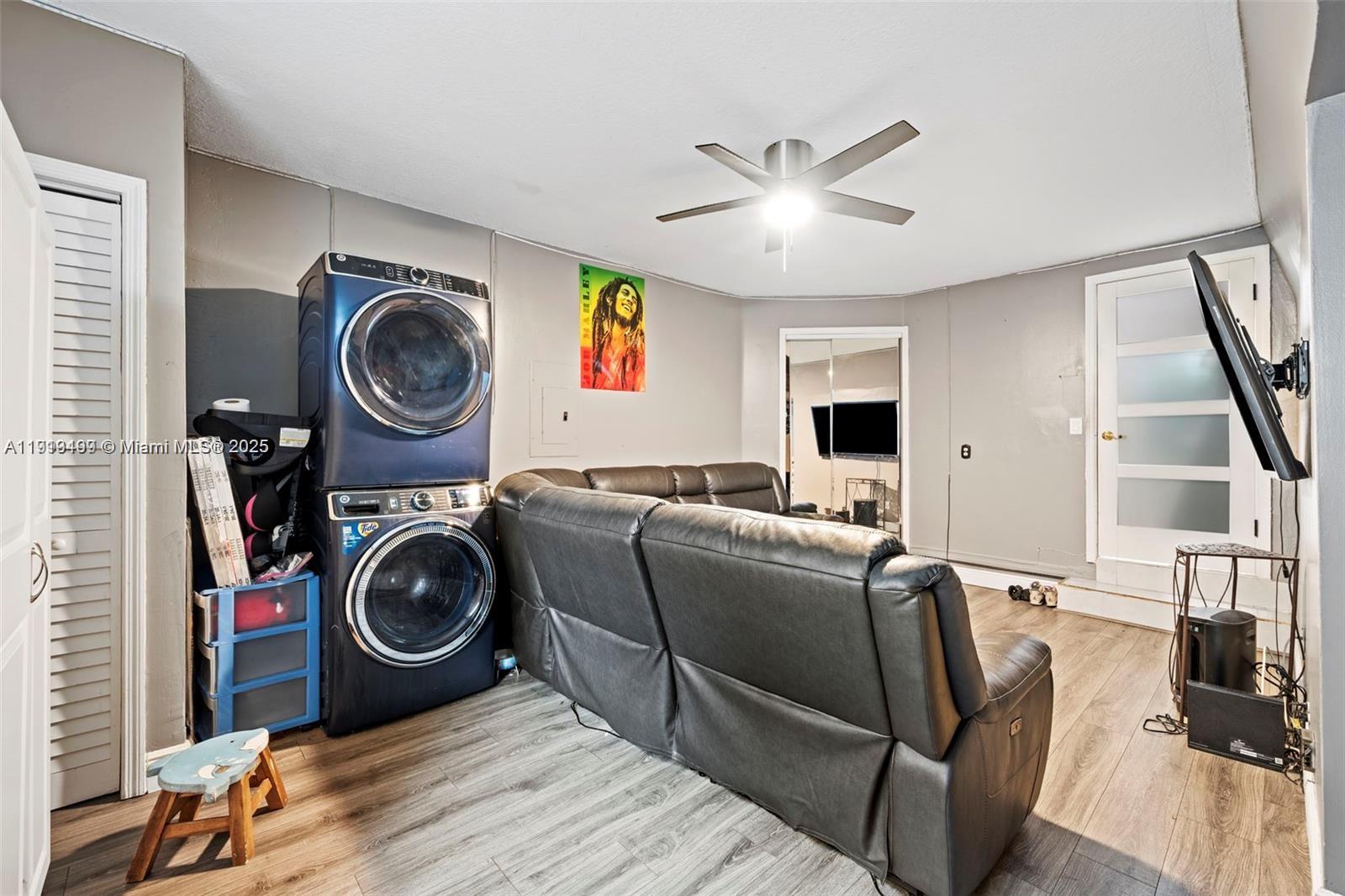 LYONS WEST - Residential