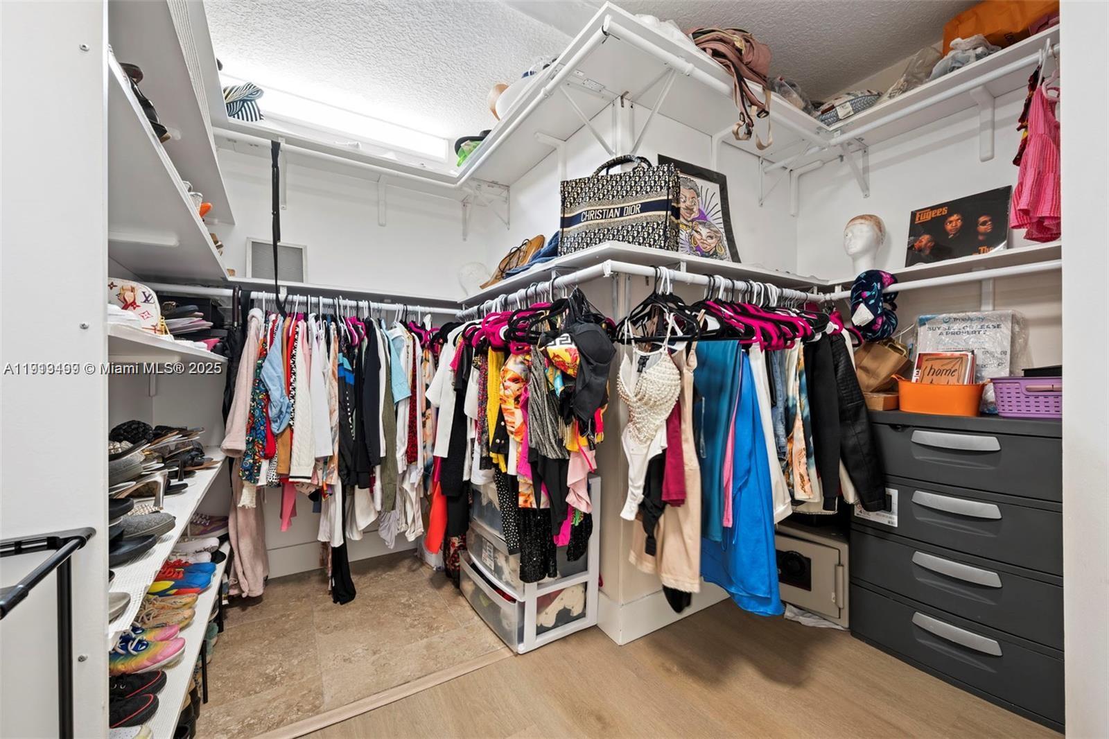 LYONS WEST - Residential