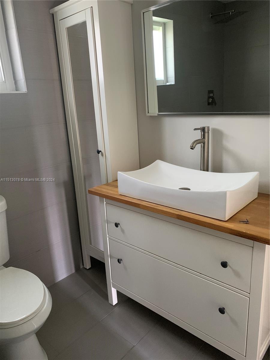 BREEZEVIEW MANORS - Residential Lease
