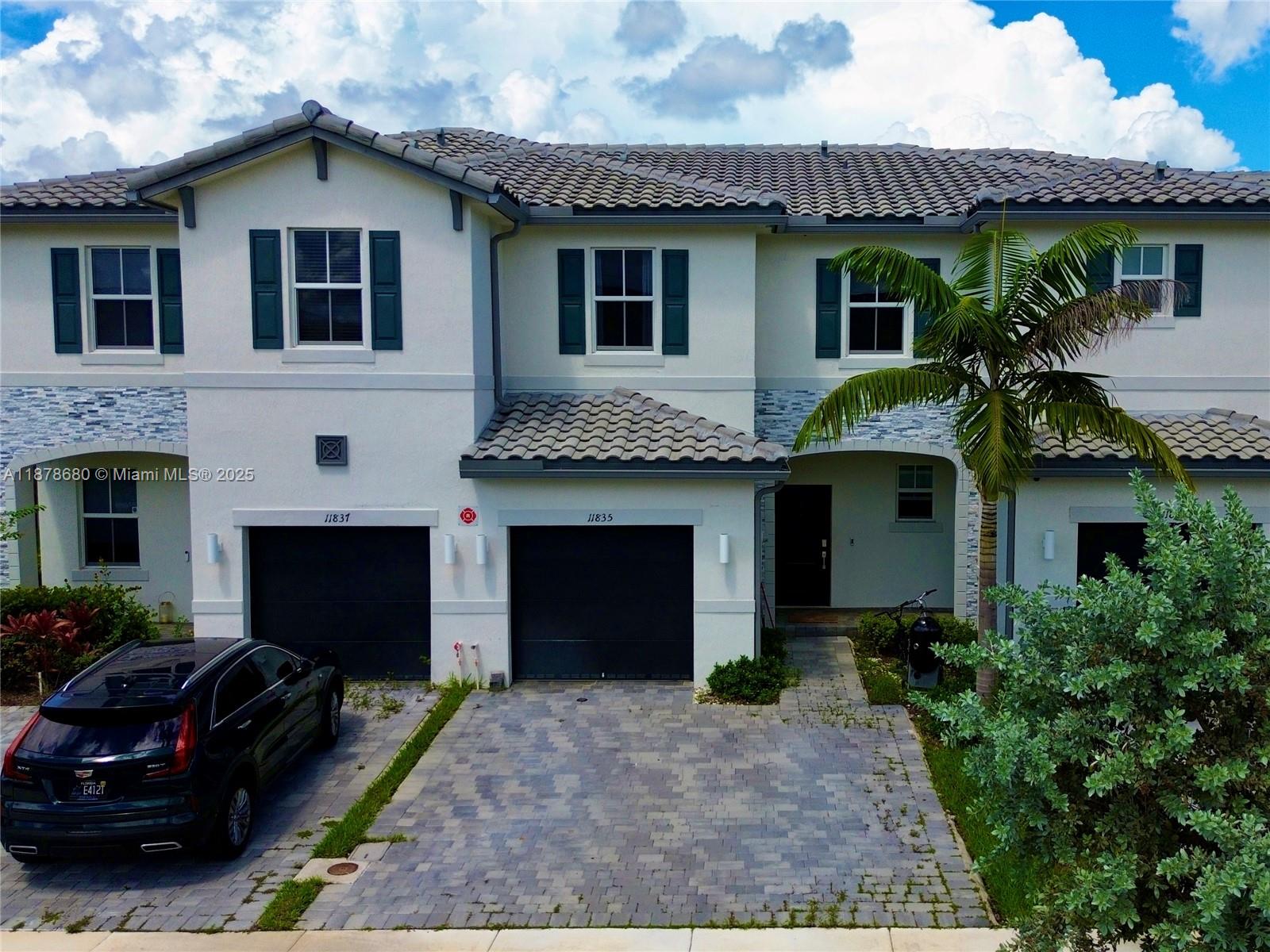 Discover this spectacular home situated in a prestigious area with excellent schools. This move-in-ready property
features 3 bedrooms, 2.5 bathrooms, and a functional layout. The kitchen shines with stainless steel appliances,
ample cabinetry, and waterfall countertops. The spacious living and dining areas provide comfort. Entertain your
guests in your private backyard. It's close to restaurants, shopping centers, cultural attractions, and offers easy
highway access. Don’t miss out! *Must see the property