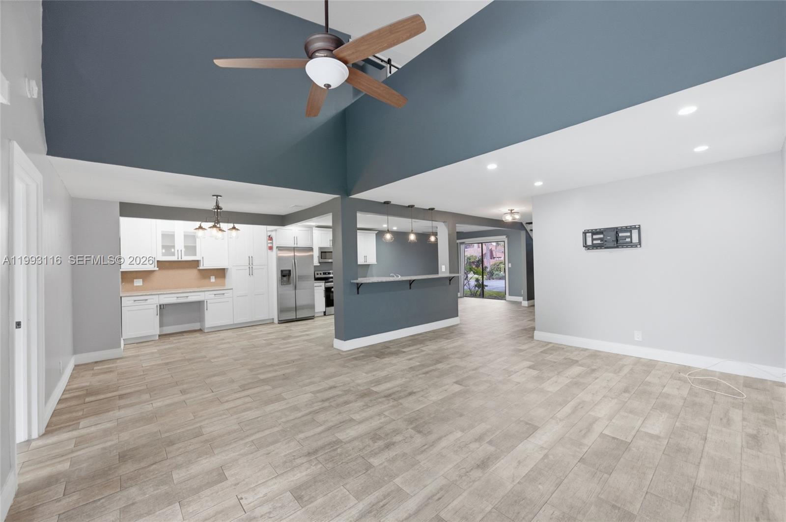 BANYAN LAKES - Residential