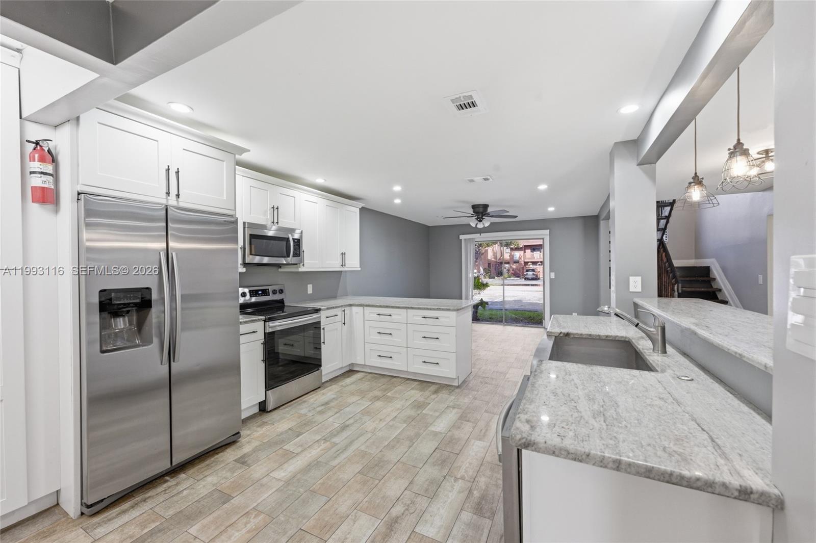 BANYAN LAKES - Residential