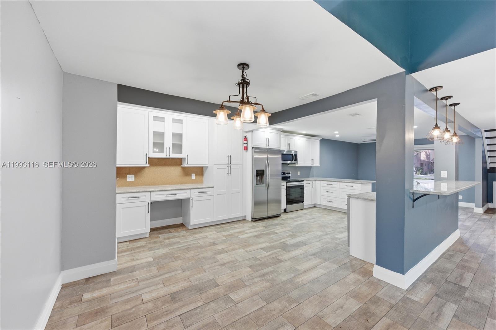 BANYAN LAKES - Residential