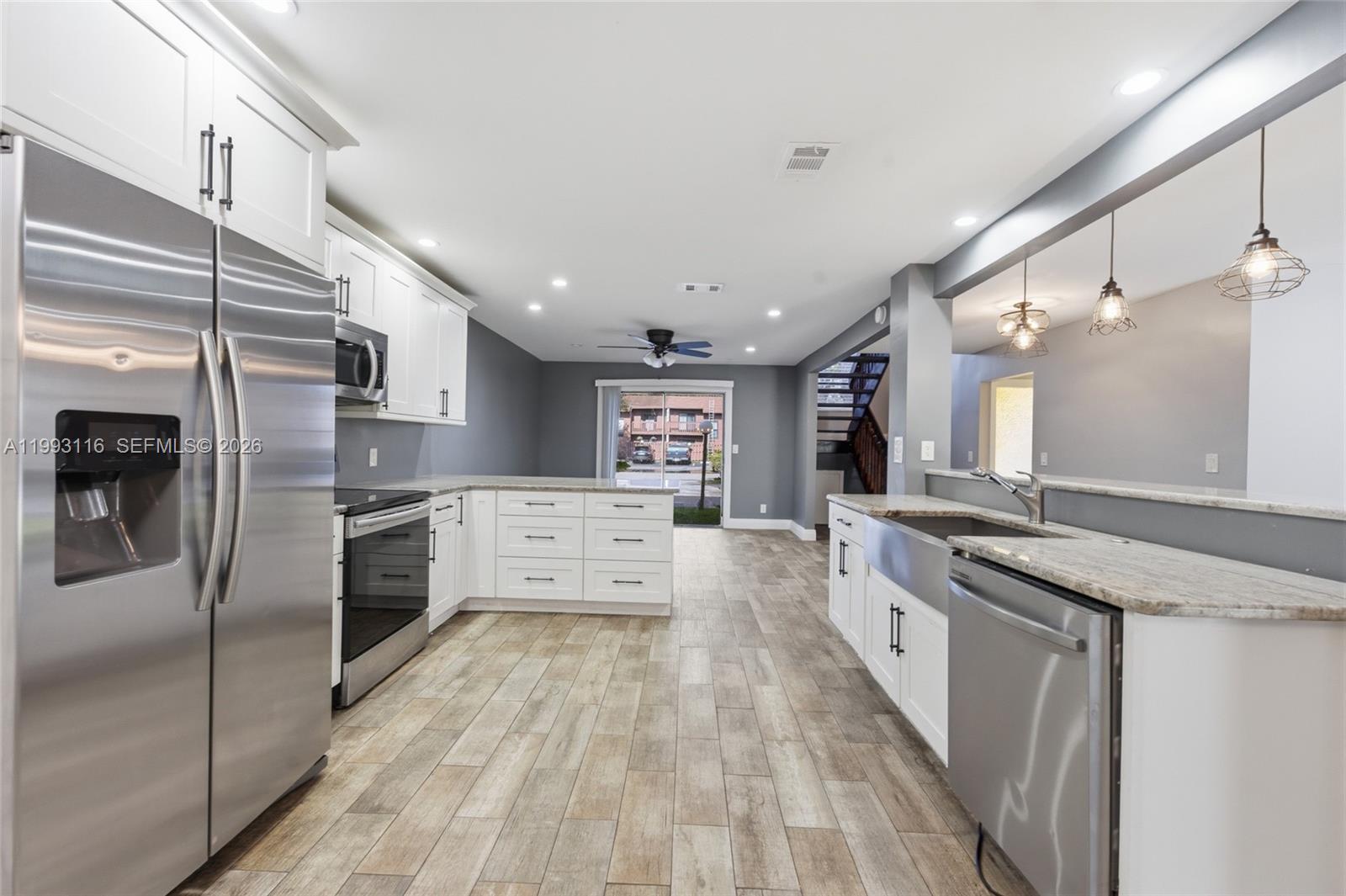 BANYAN LAKES - Residential