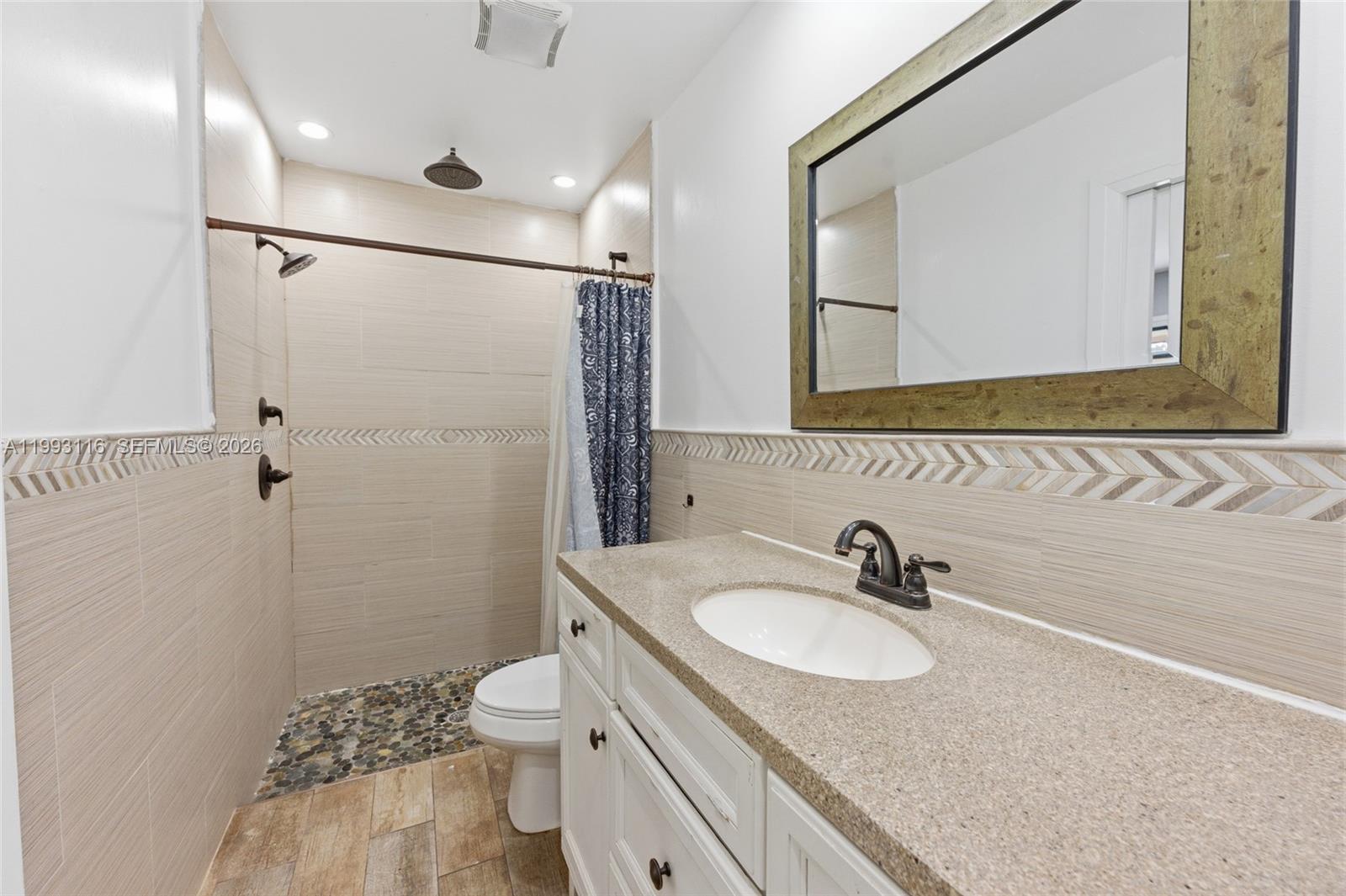 BANYAN LAKES - Residential