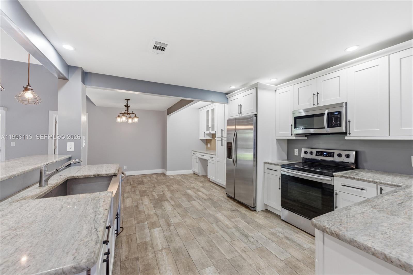 BANYAN LAKES - Residential