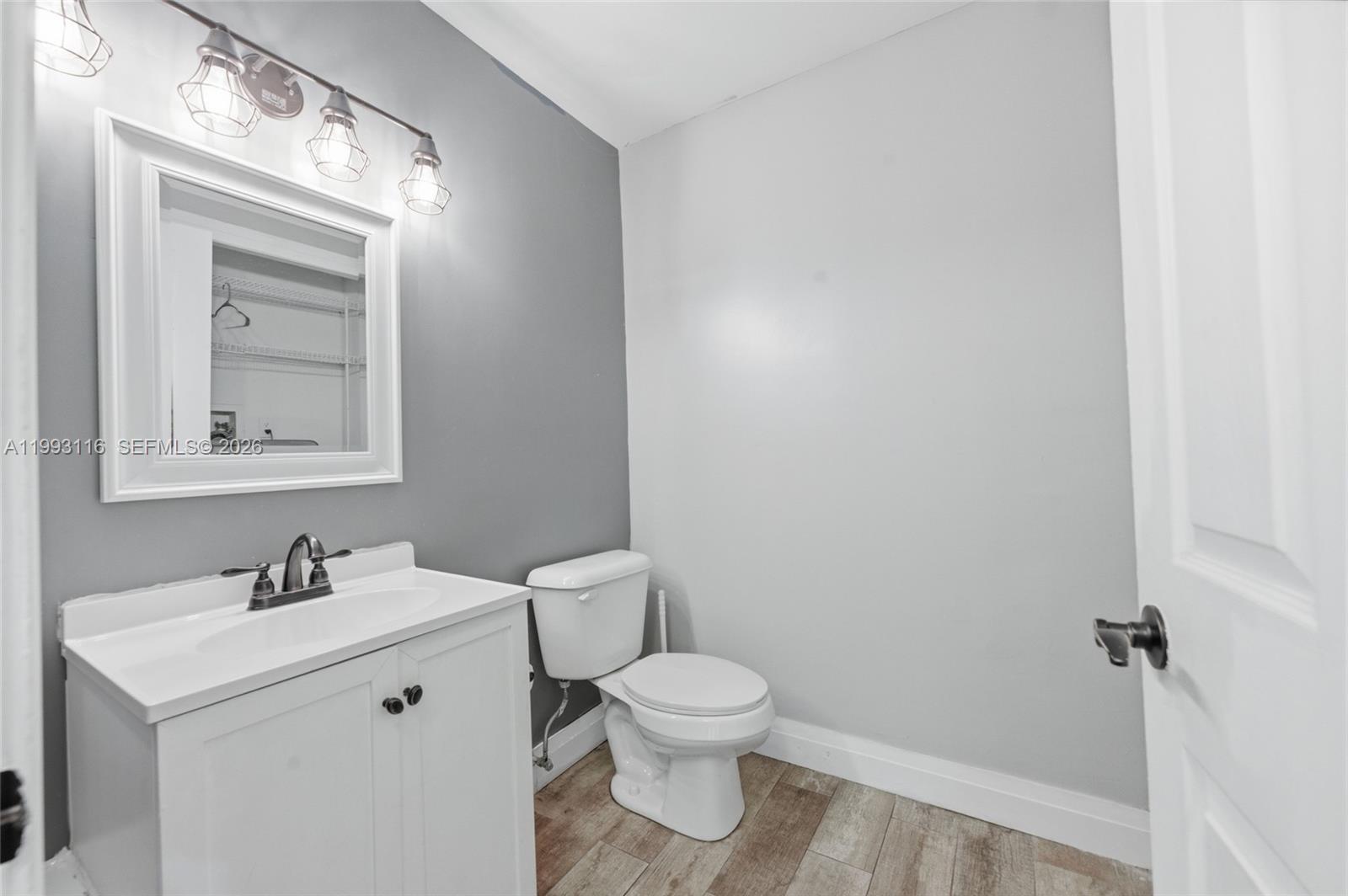 BANYAN LAKES - Residential