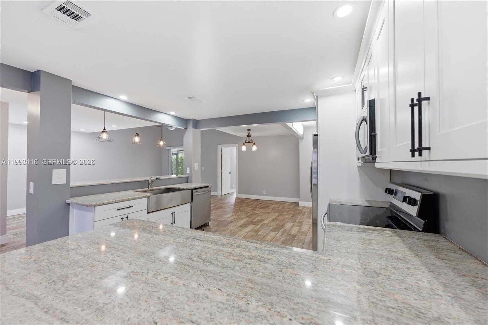 BANYAN LAKES - Residential