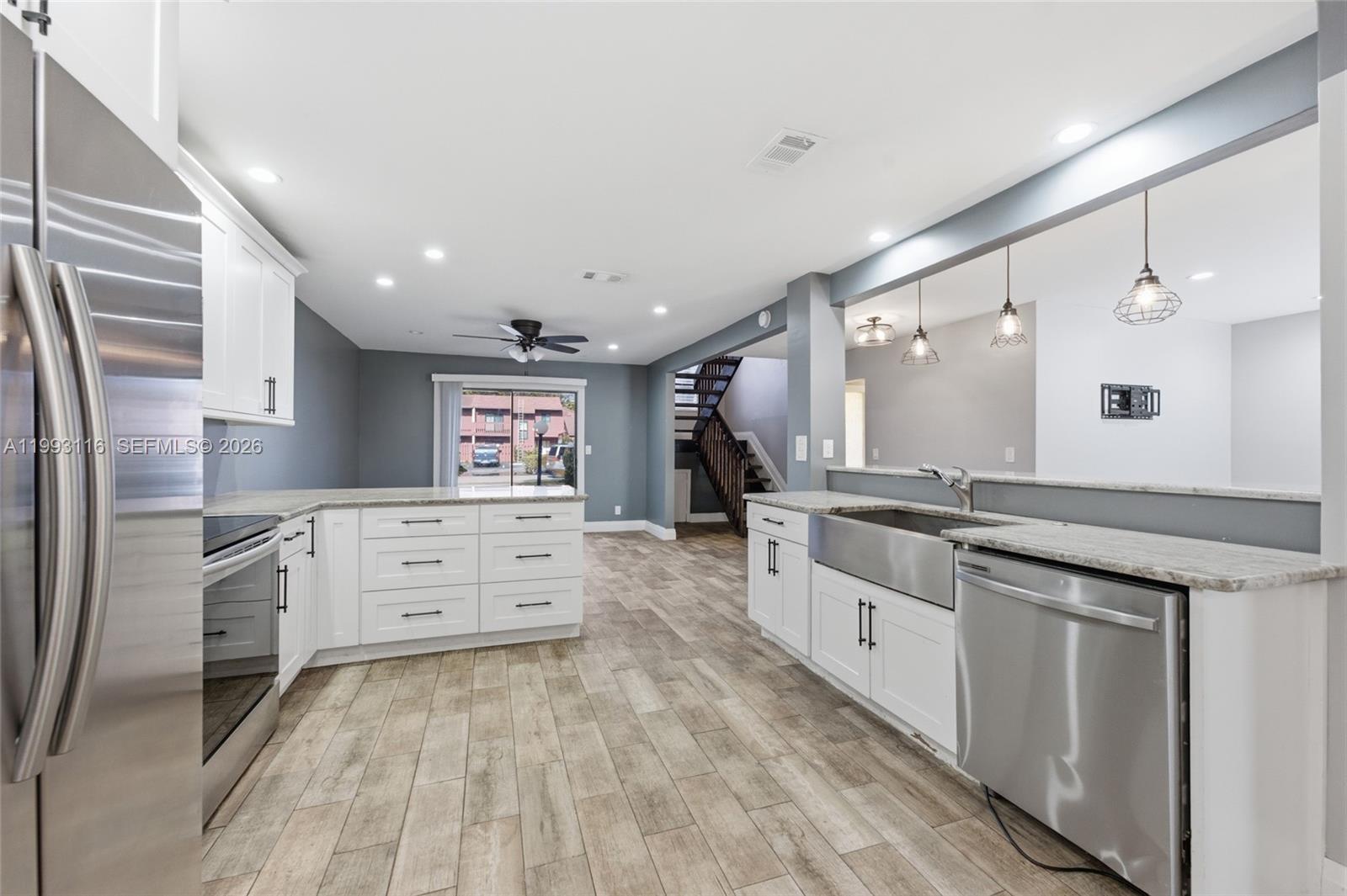 BANYAN LAKES - Residential