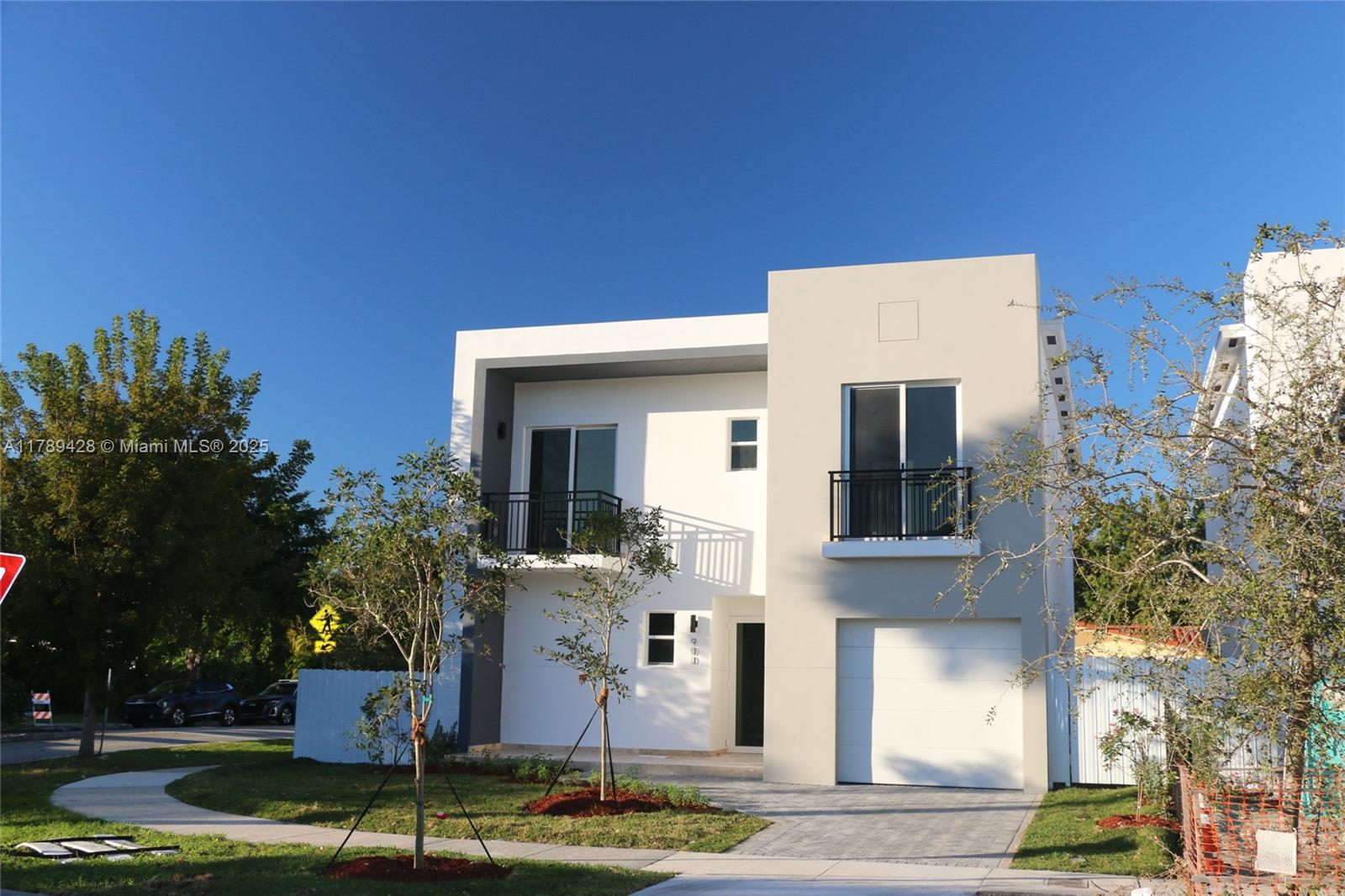 900 Sw 24th Rd, Miami, Broward County, Florida - 4 Bedrooms  
4 Bathrooms - 